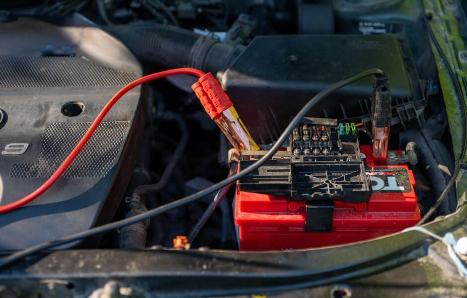 Een moderne thuisbatterij die is aangesloten op zonnepanelen in een huis, met duurzame energieoplossingen op de achtergrond.
