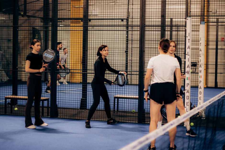 Een selectie van verschillende padelrackets op een tafel, ideaal voor beginners die online willen kopen.