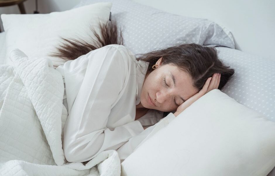 Een persoon slaapt op een ergonomisch hoofdkussen voor optimale slaaphouding en comfort.