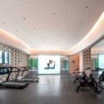 Een compacte loopband in een moderne woonkamer, perfect voor thuisgebruik en gezond bewegen.