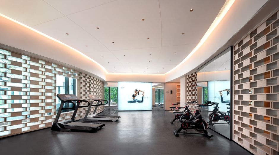 Een compacte loopband in een moderne woonkamer, perfect voor thuisgebruik en gezond bewegen.